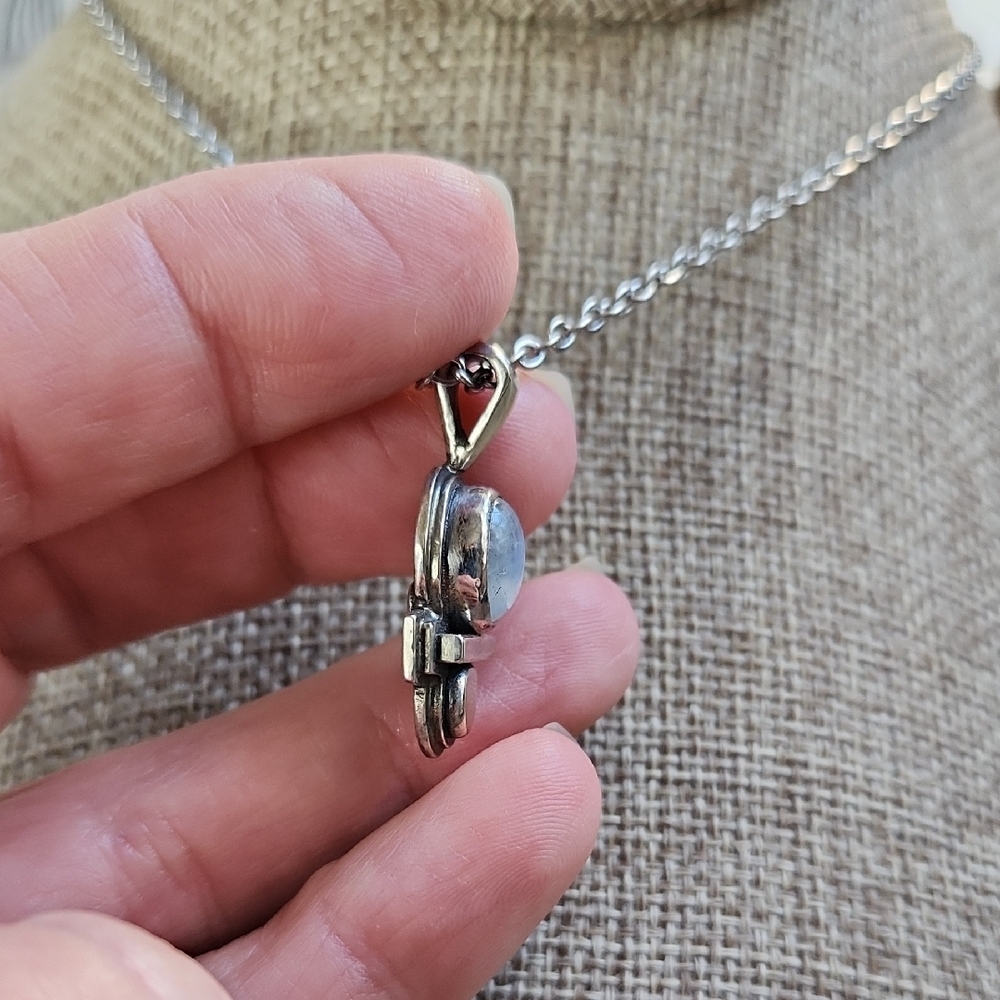 Handmade Elegant Silver Moonstone Pendant. Artisan Made Design "Balance" - Picture 5 of 7